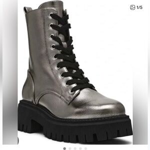 NWOT Box DV By Dolce vita Glisten Silver Metallic Combat botó size 11